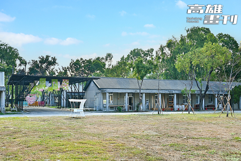 過去曾經是廢棄營區的橫山共創基地，經過高雄市政府與樹德科大團隊的悉心整理，如今是跨校大學生實作場域，民眾參與工藝體驗、社區居民運動休閒的好去處。(攝影/Carter)