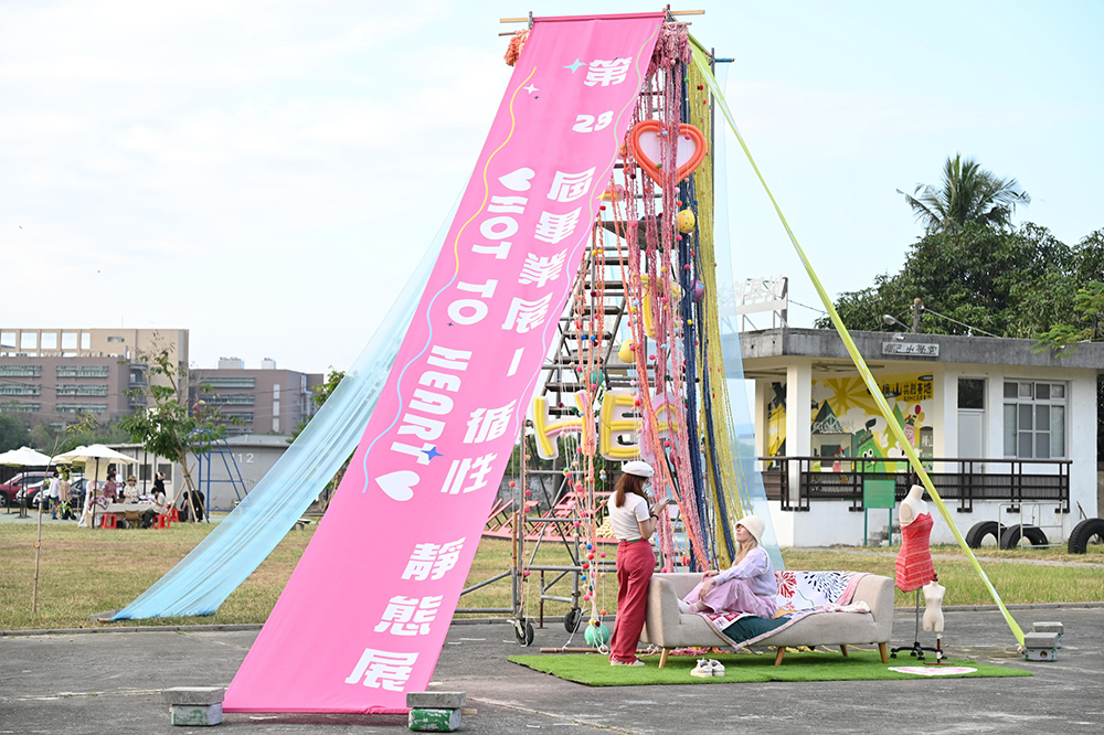 橫山營區從過往的廢墟樣貌，變身嶄新的「橫山共創基地」，是跨校大學生實作場域，也是民眾參與工藝體驗、社區居民運動休閒的好去處。(圖片提供/橫山USR專案推動辦公室)