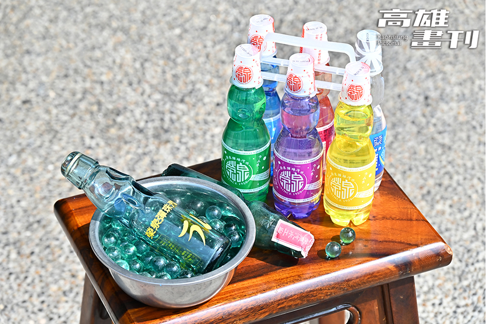 榮泉彈珠汽水開發多種不同風味的彈珠汽水,有水蜜桃、鳳梨、葡萄和檸檬萊姆等。(攝影/Carter) 榮泉彈珠汽水開發多種不同風味的彈珠汽水,有水蜜桃、鳳梨、葡萄和檸檬萊姆等。(攝影/Carter)