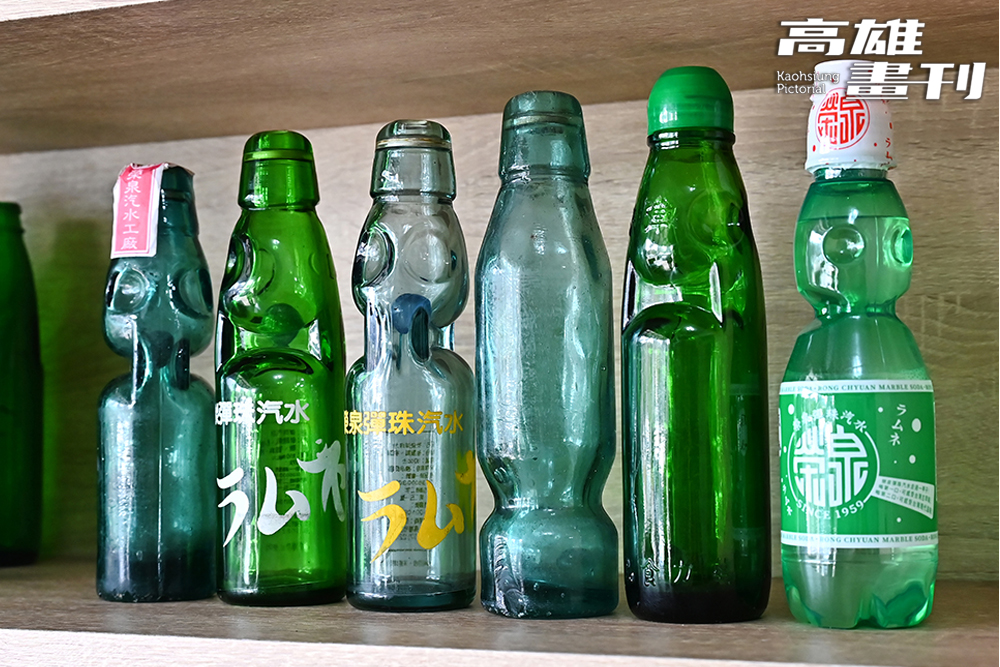 早期彈珠汽水為玻璃瓶,榮泉參考原始設計開發出寶特瓶版本。(攝影/Carter) 早期彈珠汽水為玻璃瓶,榮泉參考原始設計開發出寶特瓶版本。(攝影/Carter)