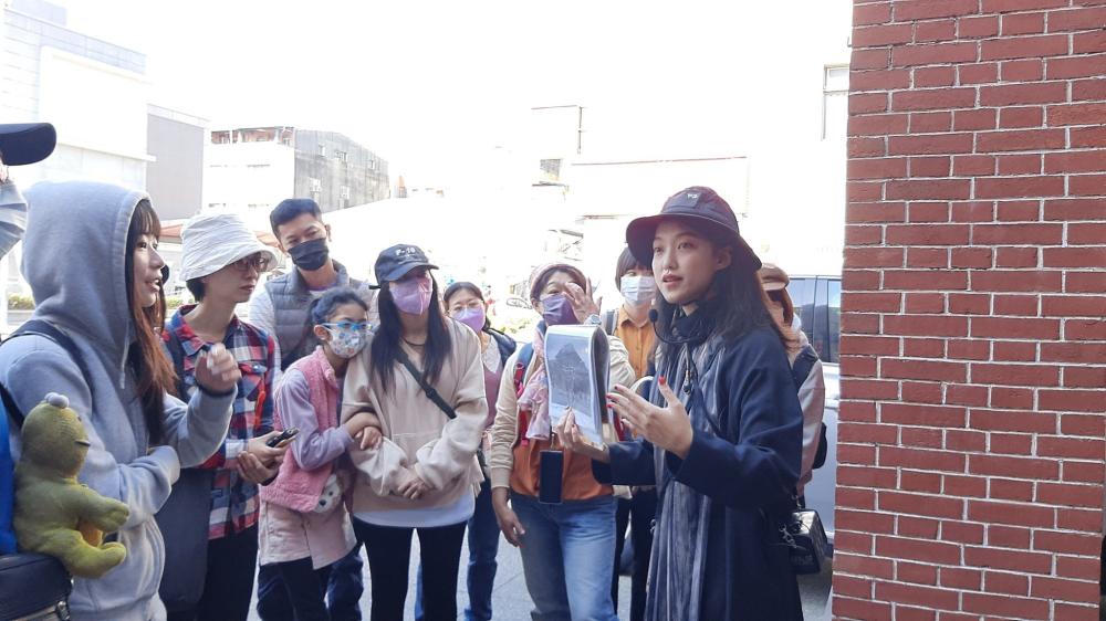 除了進駐哈瑪星創立工作室，Eva也在打狗文史再興會社擔任導覽志工。 (上：攝影/Carter、下：圖片提供/打狗文史再興會社)