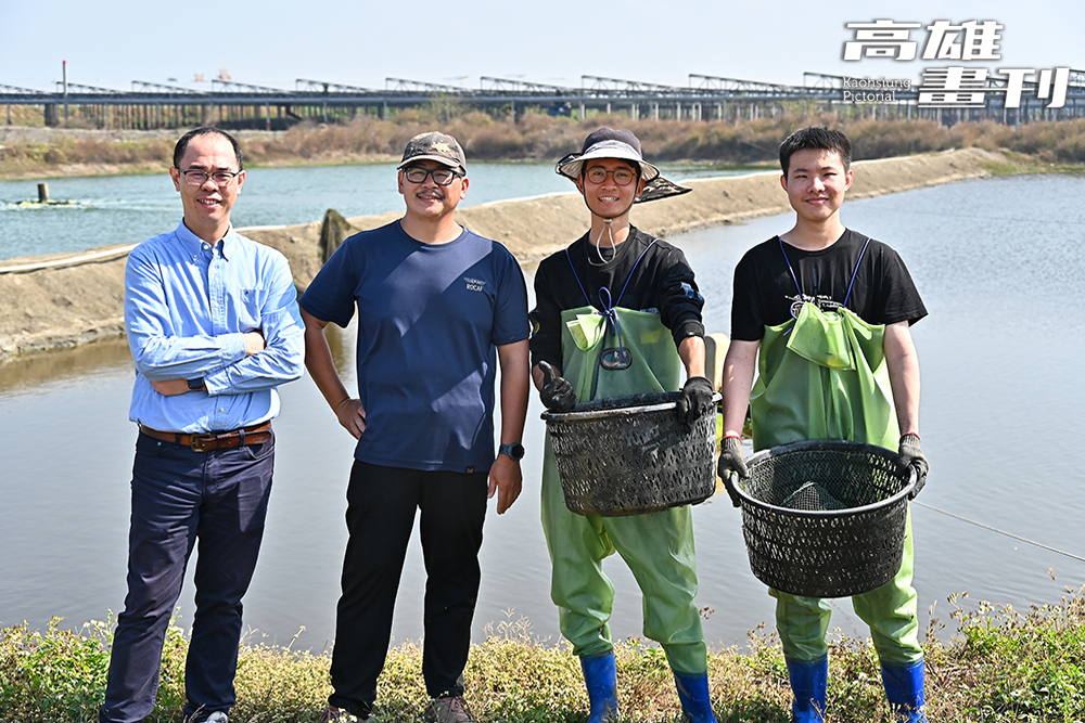 百大漁青張博仁(左二)翻轉養殖業傳統,在彌陀成立漁人隊、漁創客,漁創客更是全國首創讓有志青年能夠得到完整培訓的養殖創業基地。(攝影/Carter) 百大漁青張博仁(左二)翻轉養殖業傳統,在彌陀成立漁人隊、漁創客,漁創客更是全國首創讓有志青年能夠得到完整培訓的養殖創業基地。(攝影/Carter)