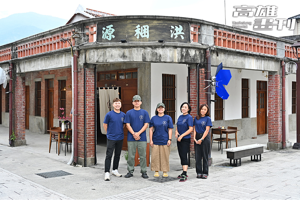 陳佳鴻與布農部落青年將六龜老街上的洪稇源商號重新轉譯,亀心商行帶來下一個百年種族文化融合的永續願景。(攝影/Carter) 陳佳鴻與布農部落青年將六龜老街上的洪稇源商號重新轉譯,亀心商行帶來下一個百年種族文化融合的永續願景。(攝影/Carter)