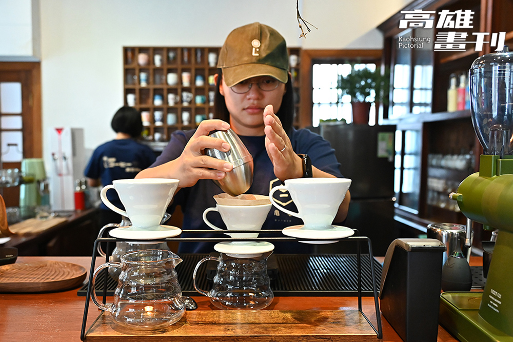 桃源復興部落青年黃槿文、謝瑜璇自創品牌漓咖啡Li Coffee,進駐古色古香的洪稇源商號。(攝影/Carter) 桃源復興部落青年黃槿文、謝瑜璇自創品牌漓咖啡Li Coffee,進駐古色古香的洪稇源商號。(攝影/Carter)