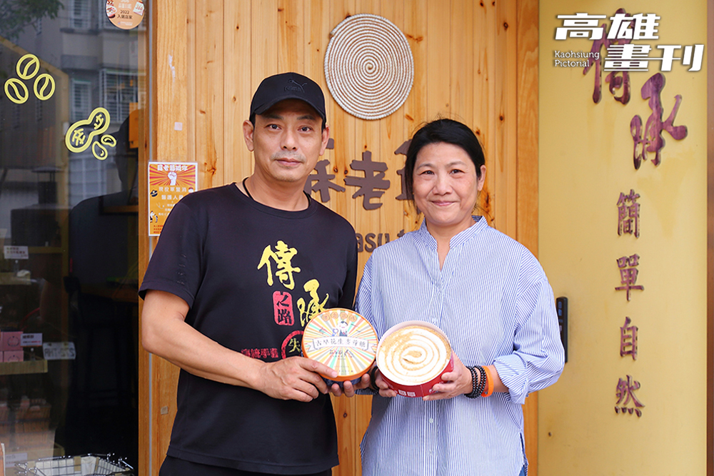 蘇禾豐（左）、蘇立棋（右）接手父親事業後，合力將品牌打造為高雄在地的人氣伴手禮。(攝影/Carter)
