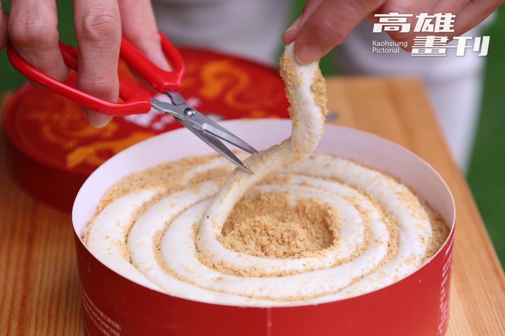 蘇老爺花生麥芽糖外觀是討喜的圓圈圈，禮盒內貼心附上一把小紅剪刀 。(攝影/Carter)