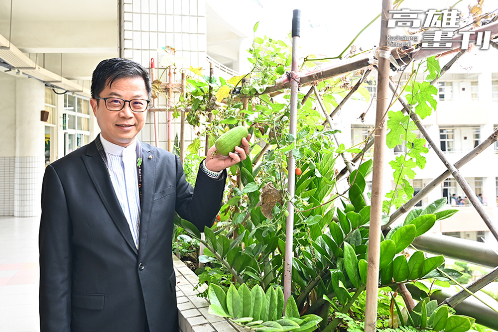 新上國小校長王彥嵓號稱點子王,以美感素養為核心,創造出都市中當代文青小農,並扎根校園藝術教育。(攝影/Carter) 新上國小校長王彥嵓號稱點子王,以美感素養為核心,創造出都市中當代文青小農,並扎根校園藝術教育。(攝影/Carter)