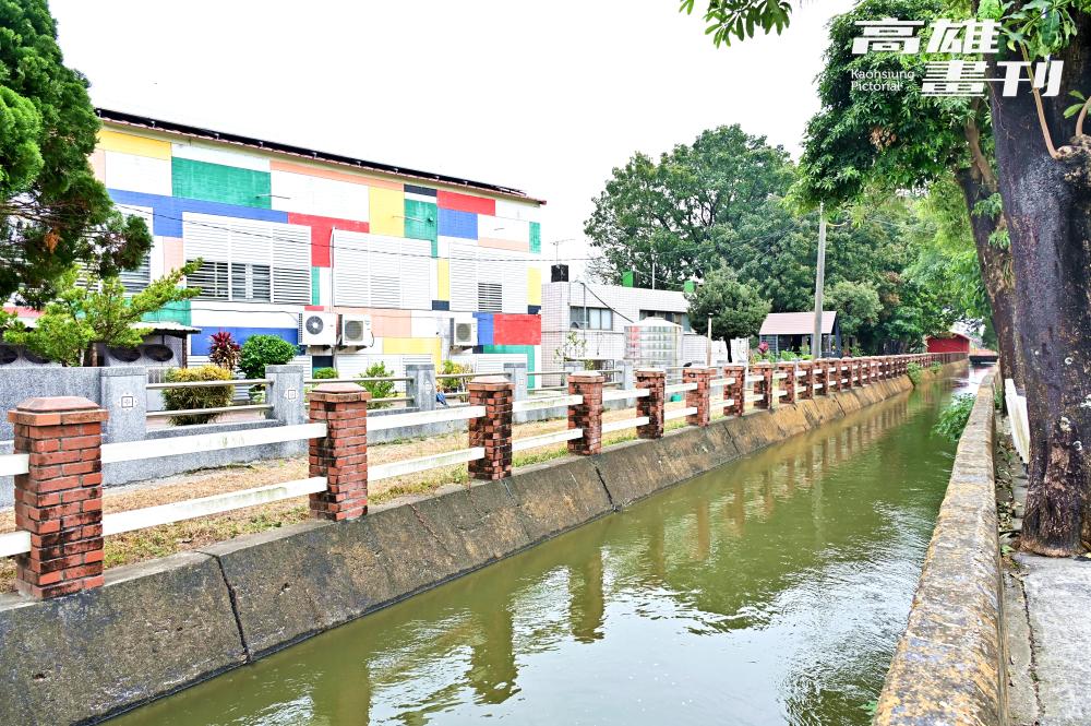 溪寮國小位於農業社區，周邊稻田、水圳圍繞。(攝影/Carter)