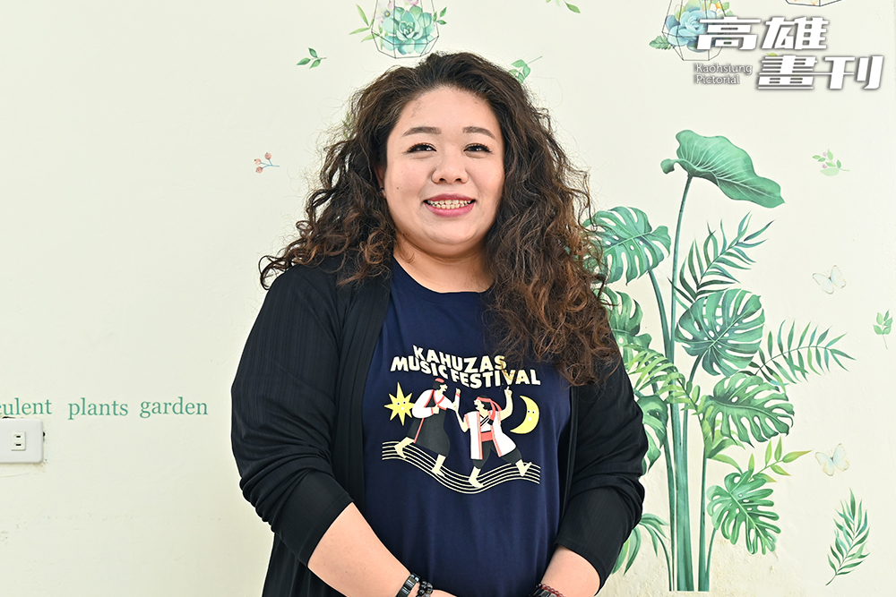 目前擔任尼布恩合唱團聲樂指導的許家倫，協助陳俊志推動合唱團及課輔活動將近12年。(攝影/Carter)