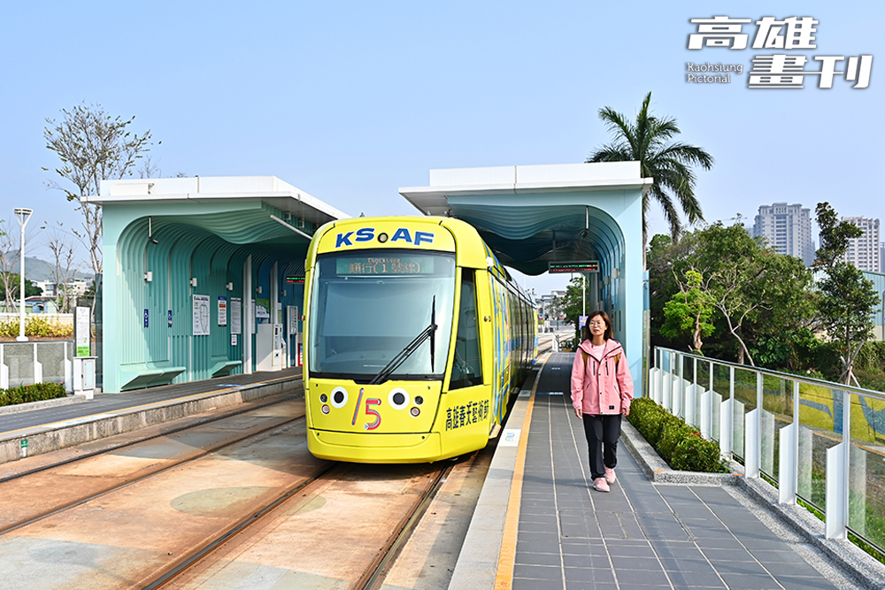 從輕軌鼓山站下車，往台泥鼓山廠登山口進入，木棧道平穩好走，成為登山的新選擇。 (攝影/Carter)