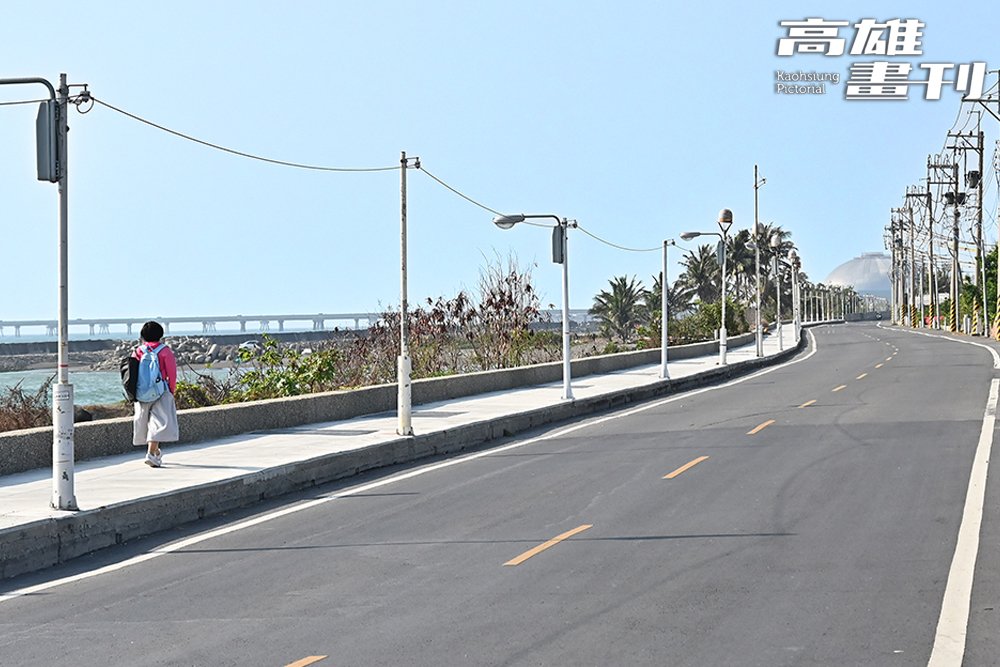 永安石斑路人行步道翻新後，更適合來漫步海堤賞夕陽。(攝影/Carter)