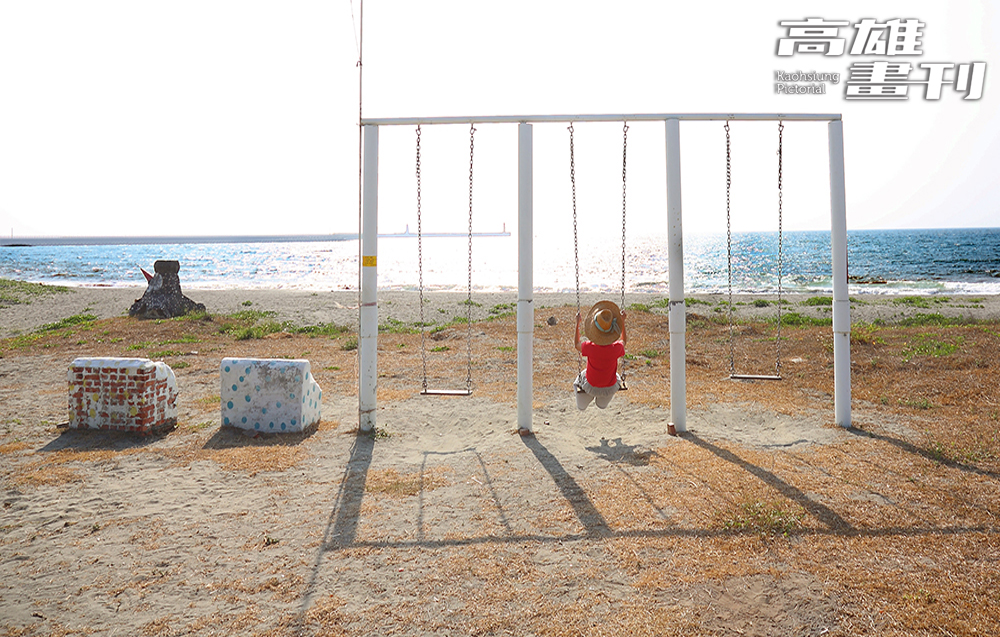 一邊盪鞦韆、一邊看海，感覺無比療癒。(攝影/Carter)