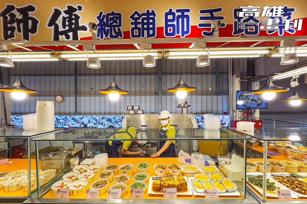 自由黃昏市場內熟食攤位眾多。(攝影/李瑰嫻 )