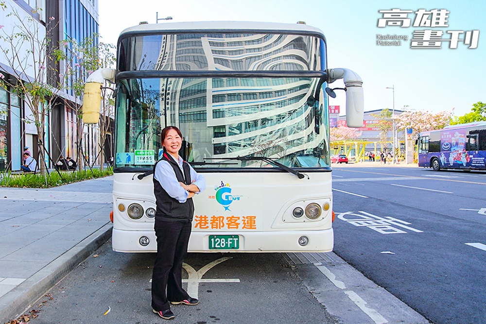 劉莉薪喜歡自學，除了小客、大客職業駕照，這幾年還陸續考取了聯結車駕照、汽車教練證等。(攝影/Carter)