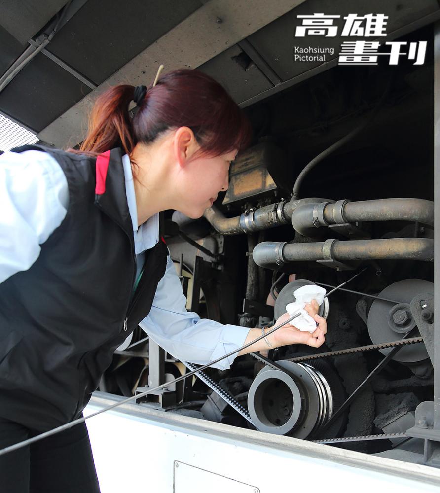 取出油尺檢查機油的油量，是每天例行的車輛巡檢動作。(攝影/Carter)