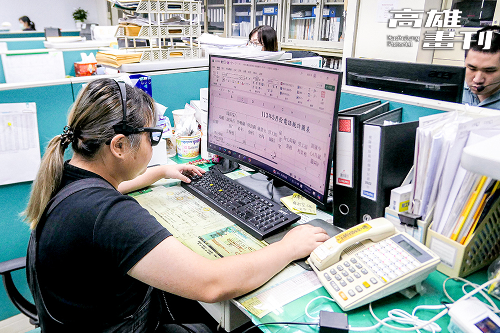 在勞工局擔任電服員的林小姐,利用大曲面螢幕以及電子放大輔具,可幫助查找資料更加便利。(攝影/李瑰嫻) 在勞工局擔任電服員的林小姐,利用大曲面螢幕以及電子放大輔具,可幫助查找資料更加便利。(攝影/李瑰嫻)