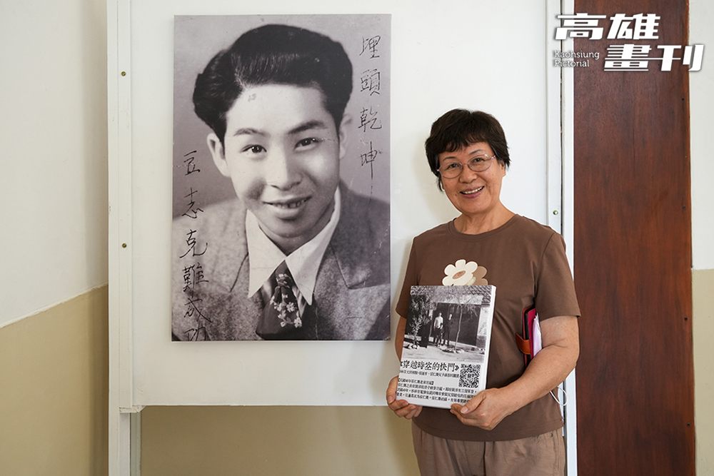 張春香與父親張仁葵的肖像合照。肖像照約拍攝於民國40年，張仁葵從源興照相館學成準備返鄉，當時流行在照片上題座右銘。(攝影/Cindy Lee)
