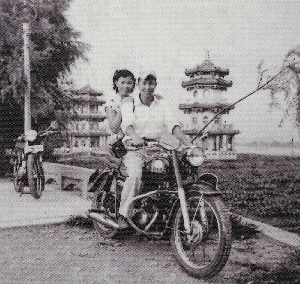 民國48年，張仁葵與妻共遊左營春秋閣。(翻拍/Cindy Lee)