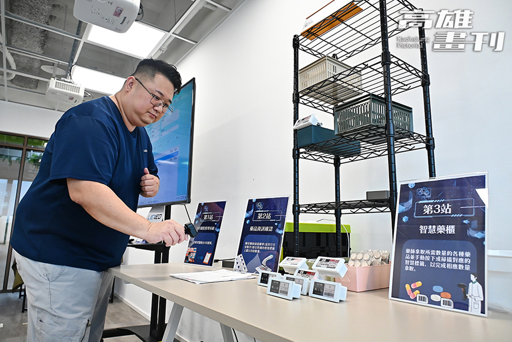 連奕科技於數位孿生實驗室展示智慧標籤於取藥應用場景,透過手持掃描器掃描電子標籤,可快速正確於醫院資訊管理系統回報取藥數量。(攝影/Carter) 連奕科技於數位孿生實驗室展示智慧標籤於取藥應用場景,透過手持掃描器掃描電子標籤,可快速正確於醫院資訊管理系統回報取藥數量。(攝影/Carter)