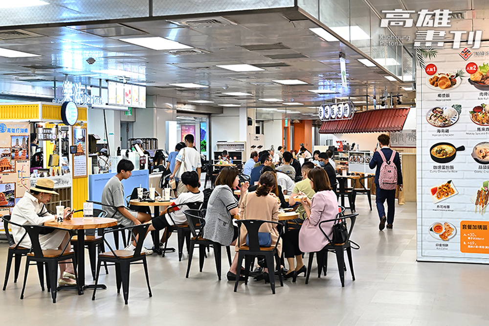 除了動漫畫、玩具店家,商場內還設有多家美食餐廳,顧客逛街後有個地方可休息、分享玩樂心得,一站式滿足需求。(攝影/Cartar) 除了動漫畫、玩具店家,商場內還設有多家美食餐廳,顧客逛街後有個地方可休息、分享玩樂心得,一站式滿足需求。(攝影/Cartar)