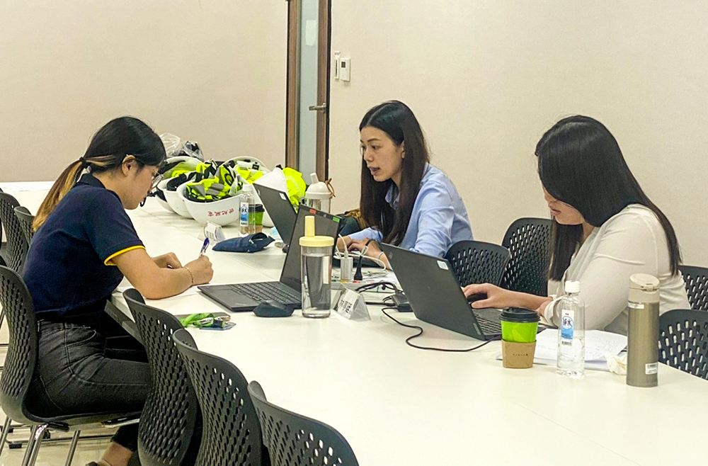 在查證現場與客戶討論排放量清冊,同時確認排放量的計算過程。(圖片提供/台灣德國萊因技術監護顧問股份有限公司) 在查證現場與客戶討論排放量清冊,同時確認排放量的計算過程。(圖片提供/台灣德國萊因技術監護顧問股份有限公司)