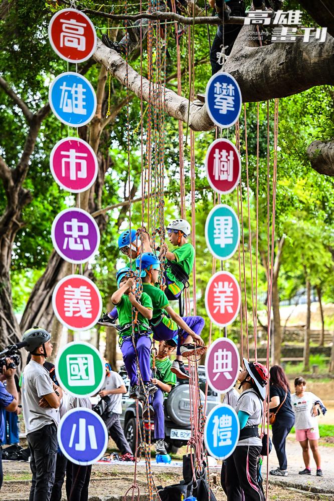 在爬樹的過程中，同學們會彼此鼓勵，體會到互助精神帶來的成長。(攝影/Carter)