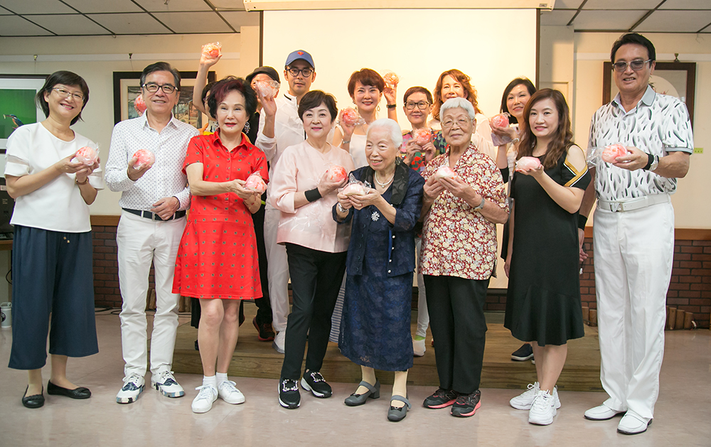 高雄公益大使甄珍與眾星到高雄市社會局長青中心做公益。 高雄公益大使甄珍與眾星到高雄市社會局長青中心做公益。