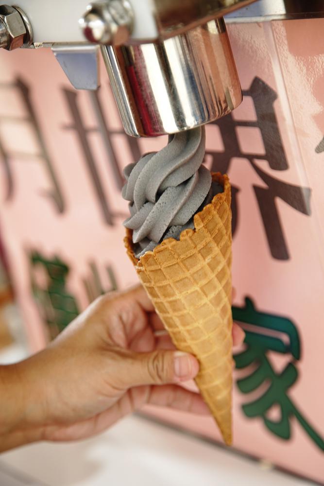 泥岩冰淇淋以黃豆磨漿冷凍製成,不僅有泥岩的色彩,還有沙沙的口感。 泥岩冰淇淋以黃豆磨漿冷凍製成,不僅有泥岩的色彩,還有沙沙的口感。