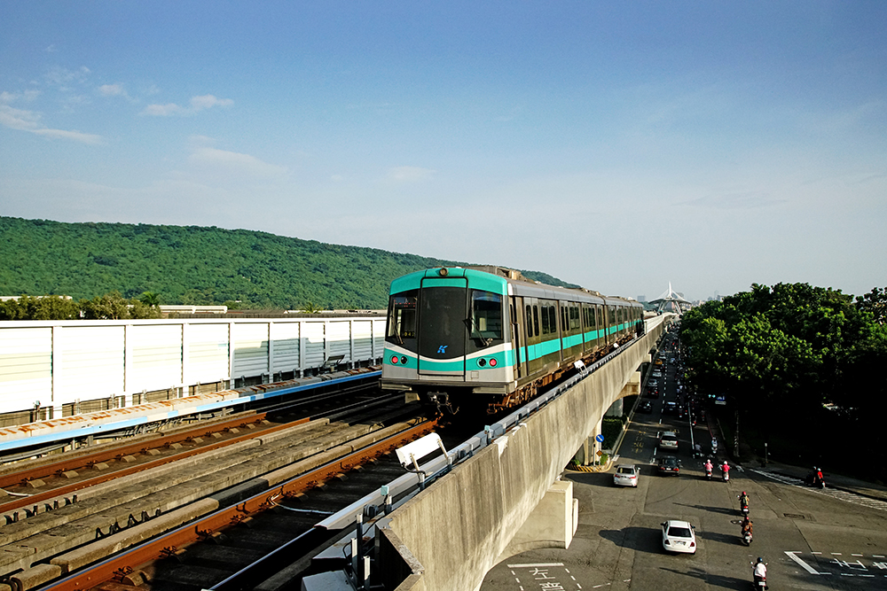 搭捷運往北到橋頭糖廠,沿線城市風光令人好放鬆。 搭捷運往北到橋頭糖廠,沿線城市風光令人好放鬆。