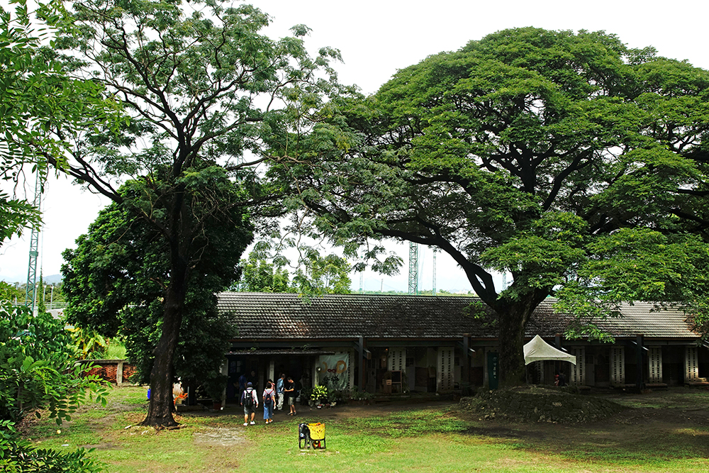 糖廠舊建築、老樹林,空間活化成為時光打造的藝術村。 糖廠舊建築、老樹林,空間活化成為時光打造的藝術村。