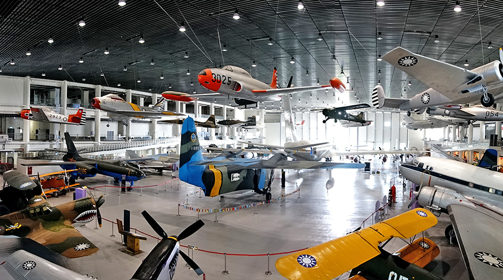 航空教育展示館主場館分別以懸掛與地面展示,共41架飛機。 航空教育展示館主場館分別以懸掛與地面展示,共41架飛機。