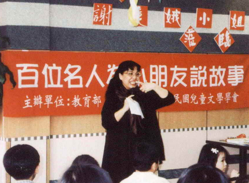 謝麗兒用活潑生動的肢體語言說故事。