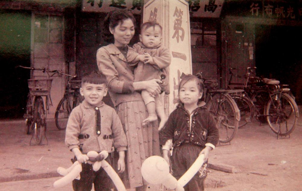 1961年柯旗化再度入獄時,柯蔡阿李與三名子女的合影,當時小兒子志哲才十個月大。