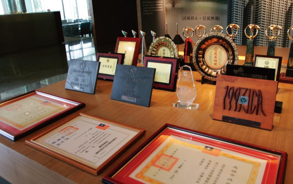 鼎宇建設的作品經常榮獲建築園冶獎的肯定。