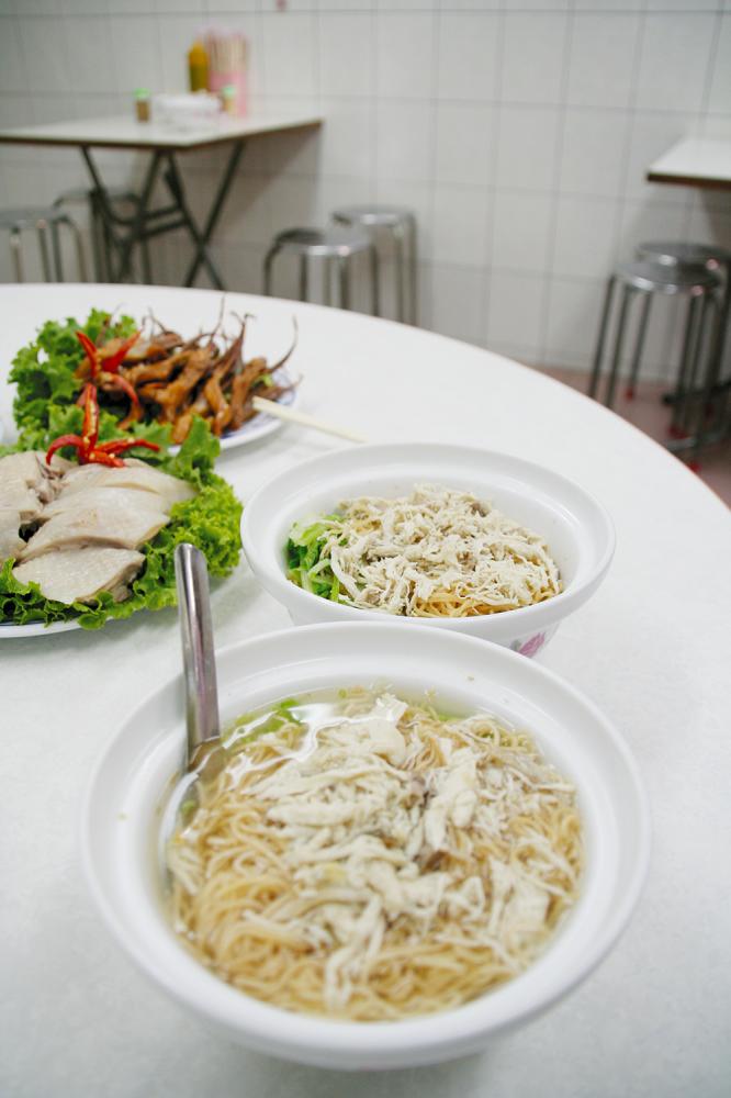 阿財雞絲麺分湯麵、乾麺,乾麵內用還附清湯哦。