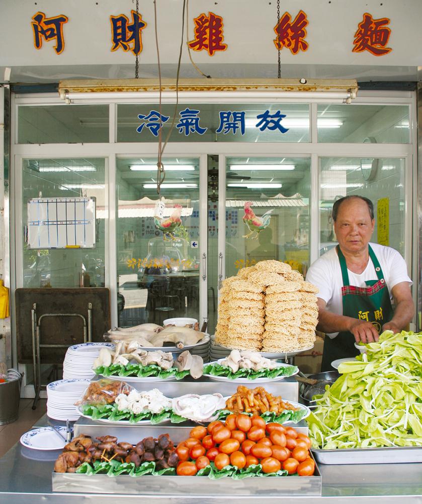 午後時分·擺好美味料理的覆頭準備營業了。