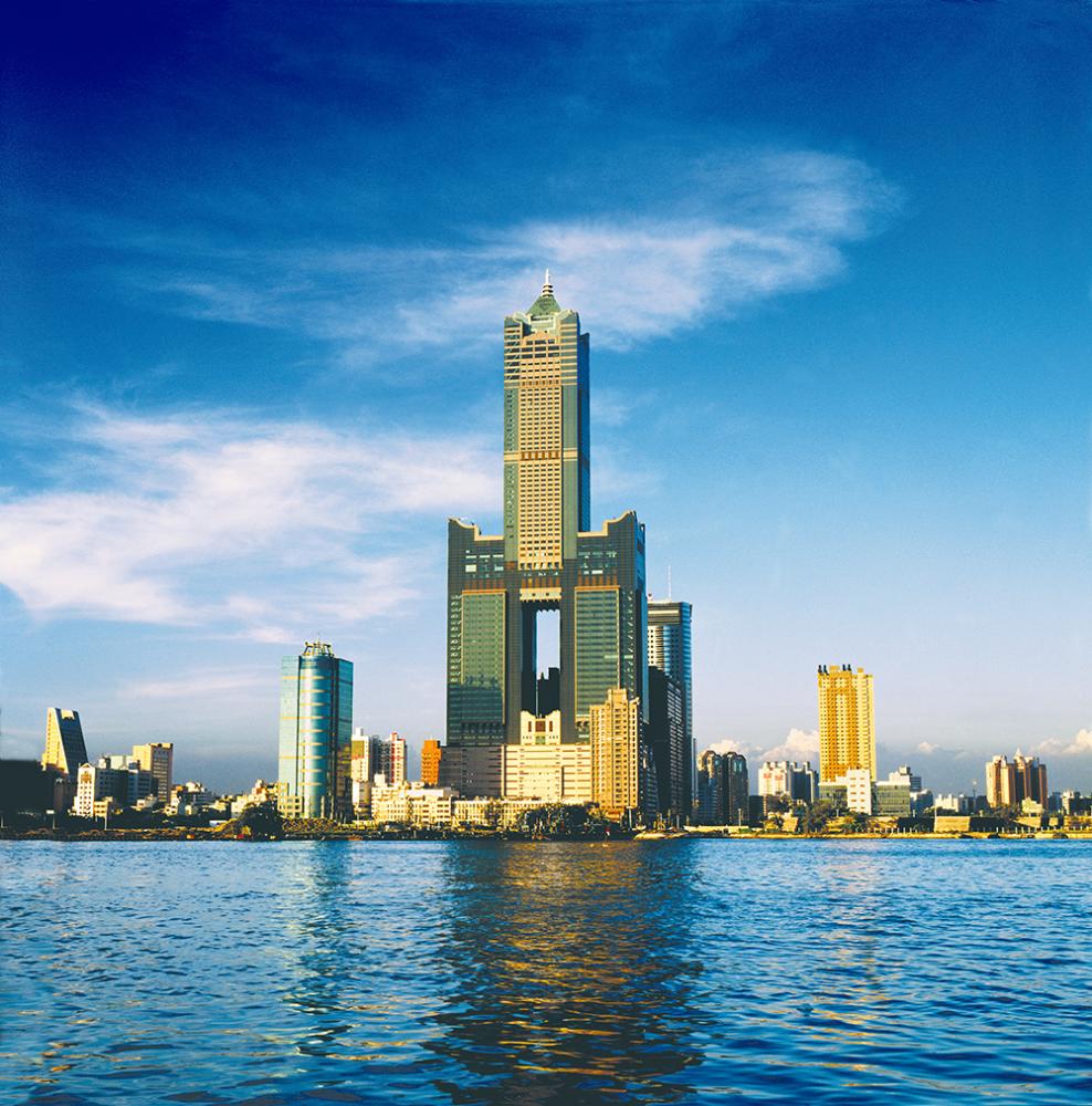 從中島(前鎮加工區)遠望85大樓,壯觀的景象彷彿佇立海上。 從中島(前鎮加工區)遠望85大樓,壯觀的景象彷彿佇立海上。