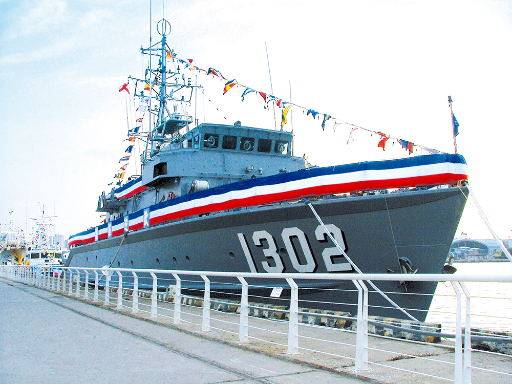 永豐級掃雷艦1302永嘉艦,展現軍艦的雄偉氣勢。 永豐級掃雷艦1302永嘉艦,展現軍艦的雄偉氣勢。