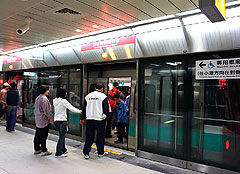 捷運列車進站的指示燈在月台門上方(攝影 / 巧年) 捷運列車進站的指示燈在月台門上方(攝影 / 巧年)