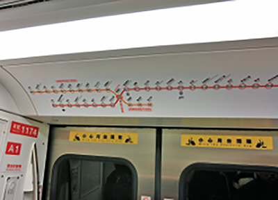 捷運車廂內均附有站次路線圖(攝影 / 巧年) 捷運車廂內均附有站次路線圖(攝影 / 巧年)