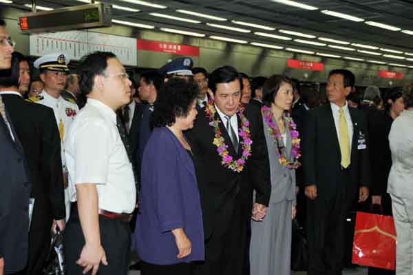第12任總統、副總統就職國宴520在高雄市舉行，高雄市長陳菊親自歡迎接待，並藉機請馬英九總統力促流行音樂中心的土地取得，以符高雄市民期待。(圖/高嘉澤)  