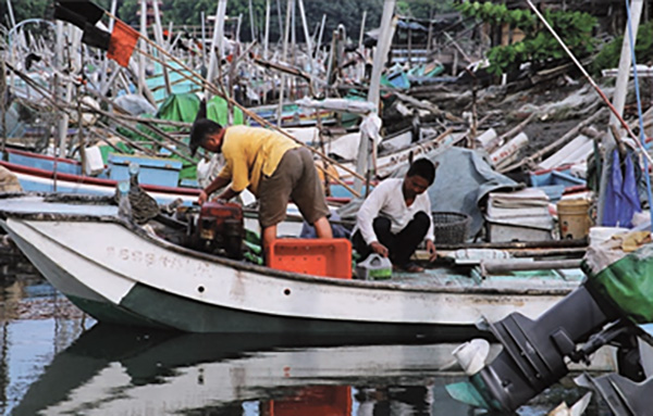 捕魚郎辛勤的準備魚具,是早期紅毛港普遍可見的畫面。(圖/黃明輝提供) 捕魚郎辛勤的準備魚具,是早期紅毛港普遍可見的畫面。(圖/黃明輝提供)