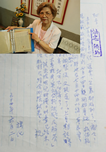 柯蔡阿李女士仍珍藏著當年柯旗化所寫的家書;政治犯寄家書回家,經檢查放行前,一定要蓋個「效忠領袖」的橡皮章。(圖/郭文君攝) 柯蔡阿李女士仍珍藏著當年柯旗化所寫的家書;政治犯寄家書回家,經檢查放行前,一定要蓋個「效忠領袖」的橡皮章。(圖/郭文君攝)