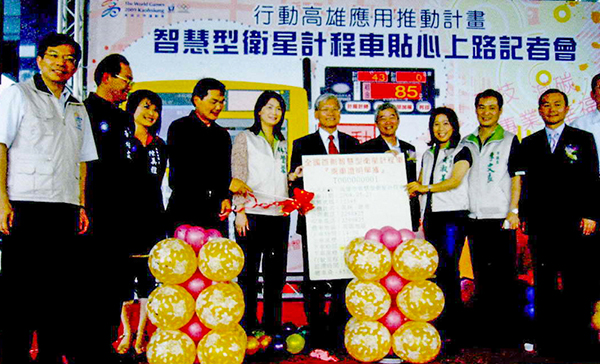林仁益副市長（右起第五人）、交通局長王國材（左一）和多位市議員一起宣告智慧型衛星計程車上路。(圖/高雄市政府交通局提供)