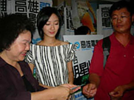 2007年高雄電影節，參展國片「最遙遠的距離」到高雄首映時，陳菊市長（左）特別和該劇女主角桂綸鎂（中）一起客串收票員。(圖/高雄市立電影圖書館提供)