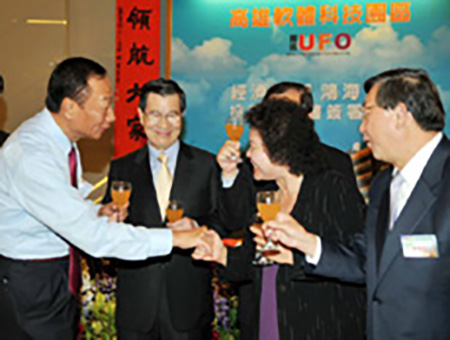 鴻海董事長郭台銘(左一)簽完投資意向書之後,和高雄市長陳菊握手致意。(圖/高嘉澤攝) 鴻海董事長郭台銘(左一)簽完投資意向書之後,和高雄市長陳菊握手致意。(圖/高嘉澤攝)