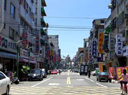走遠一些,大連街近四十家的皮鞋店,更是高雄知名的皮鞋街。( 圖/ 樺航攝) 走遠一些,大連街近四十家的皮鞋店,更是高雄知名的皮鞋街。( 圖/ 樺航攝)