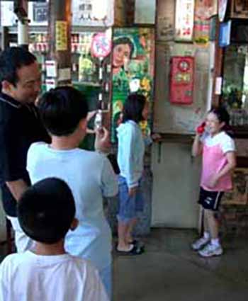 令人錯置時空的新台灣原味餐廳,幾乎所有顧客都忍不住按快門,保存這個古老時刻。(圖/樺航攝) 令人錯置時空的新台灣原味餐廳,幾乎所有顧客都忍不住按快門,保存這個古老時刻。(圖/樺航攝)