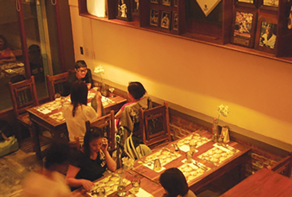 在古柏鎮裡用餐,一旁掛滿球衣、壘包、名人相片。(圖/樺航攝) 在古柏鎮裡用餐,一旁掛滿球衣、壘包、名人相片。(圖/樺航攝)