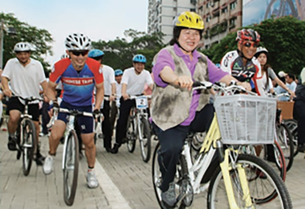 市長陳菊大力提倡民眾騎乘自行車等綠色運具，並積極闢建相關軟硬體設施。(圖/鮑忠暉攝)